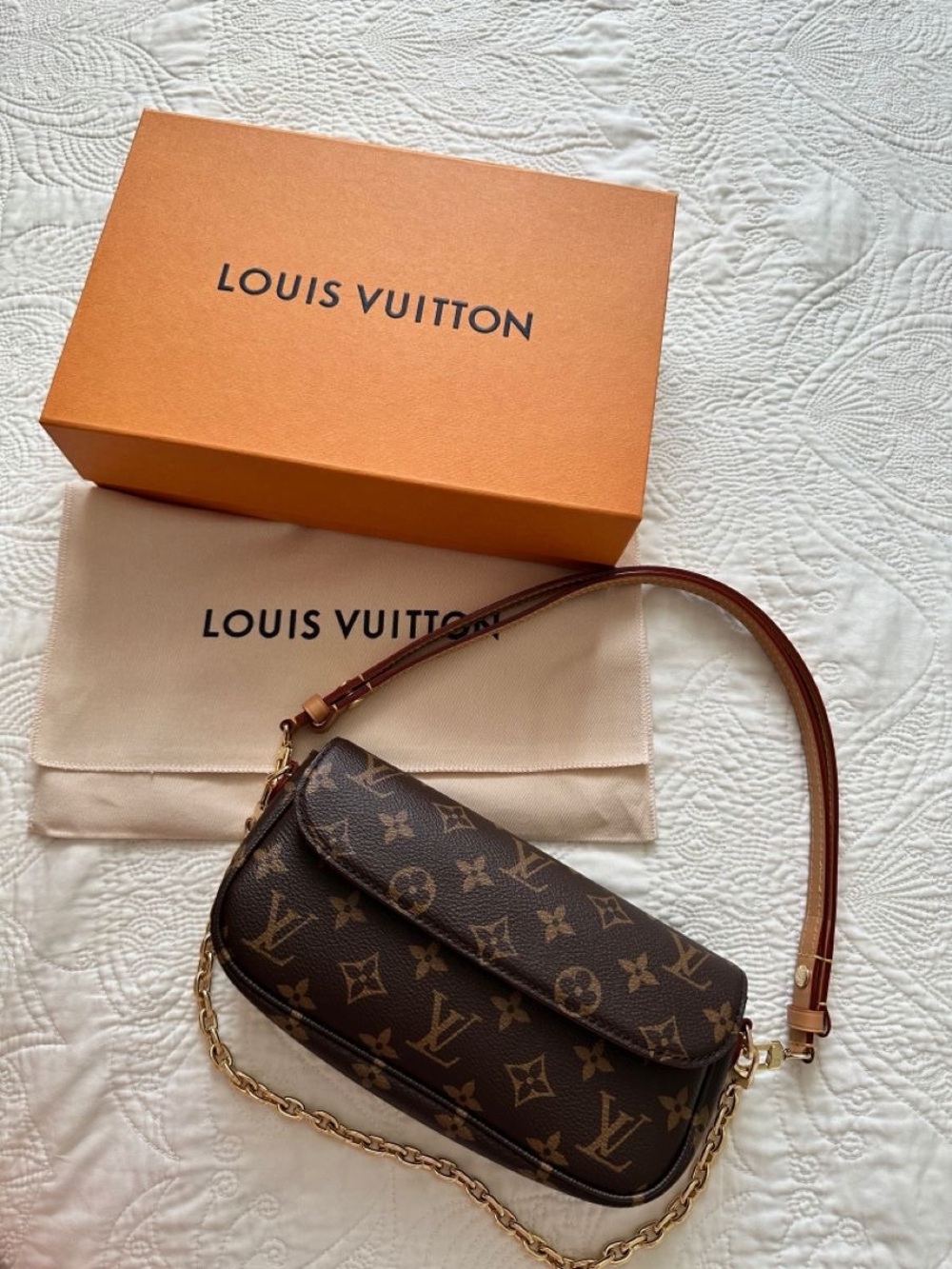 Louis vuitton ivy wallet on chain
